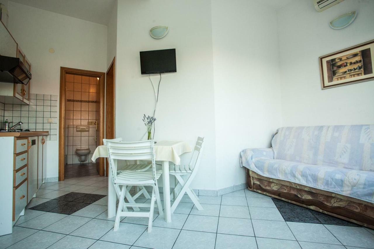 אומיס Apartments Pusic מראה חיצוני תמונה