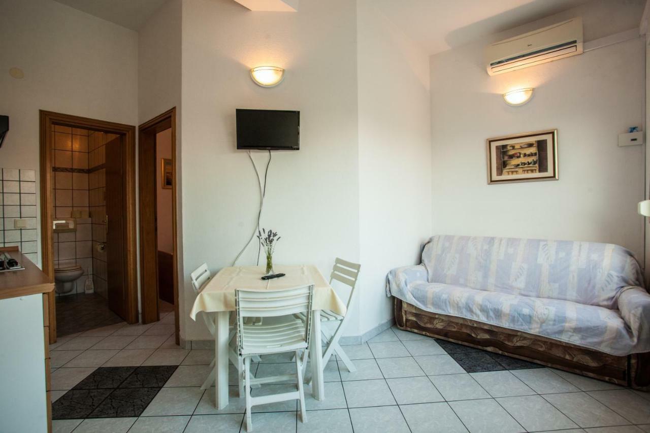 אומיס Apartments Pusic מראה חיצוני תמונה